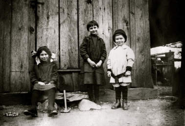 <span>Esther, Ruth & Ralph McLean © 1914:</span> Courtesy of L. Blum